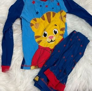 Daniel Tiger pajamas -2 pairs